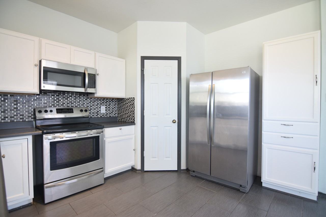 4903 Golden Gate Dr - Photo 4 of 32