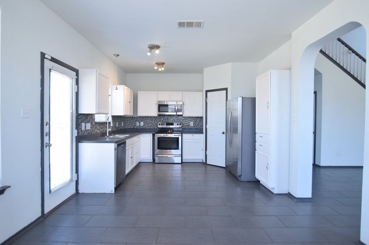 4903 Golden Gate Dr - Photo 5 of 32