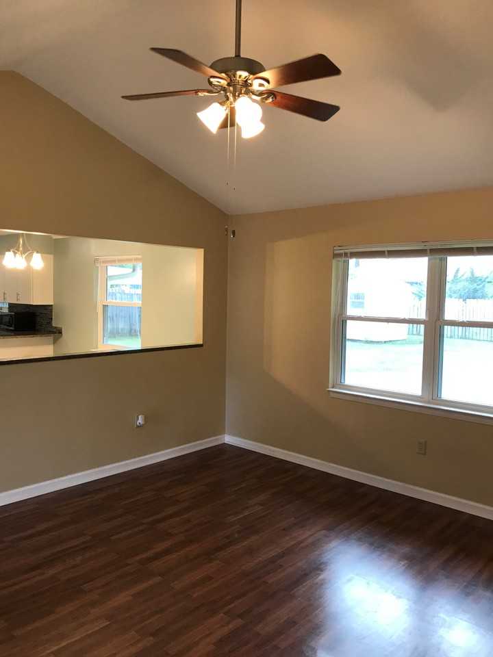 912 Spruce Ct - Photo 3 of 20