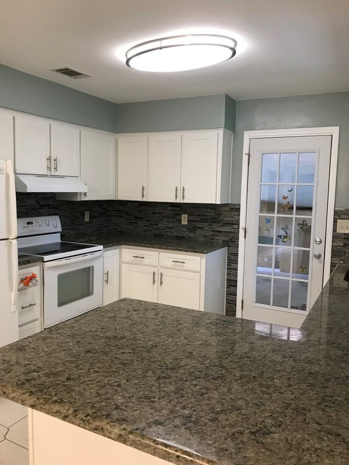 912 Spruce Ct - Photo 5 of 20