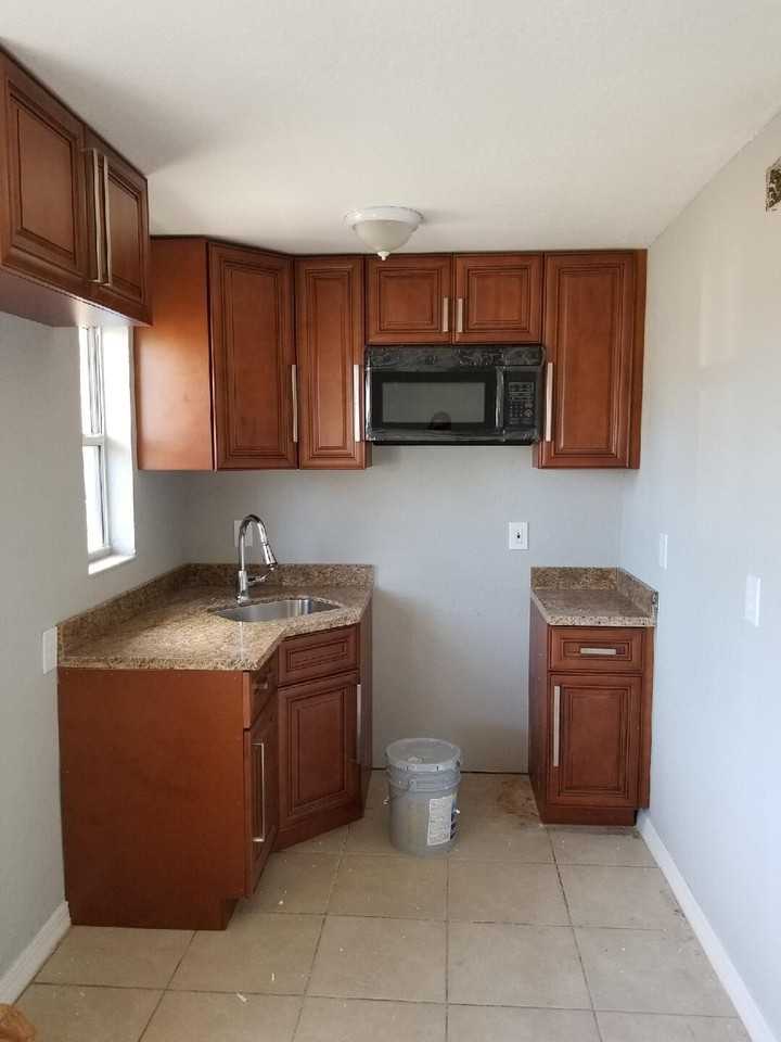 1007 Ave. M, Unit B - Photo 2 of 3