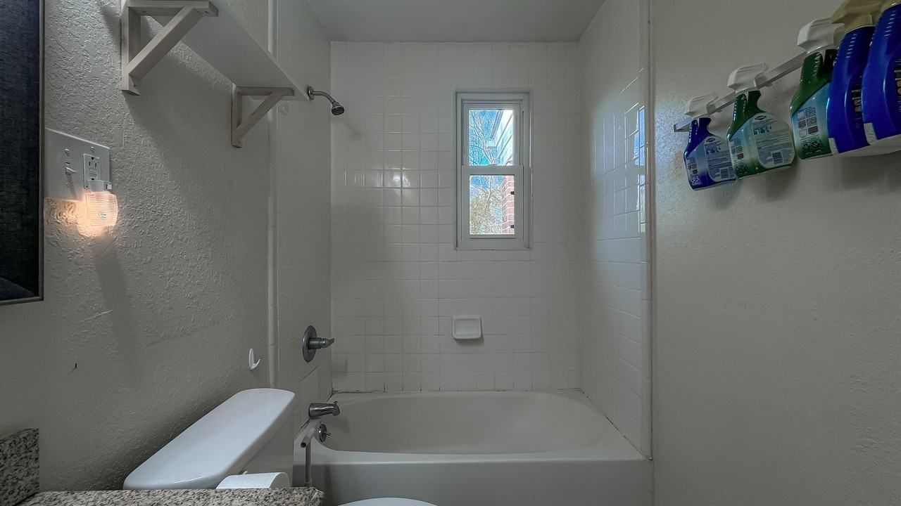 1346 Tallwood St - Photo 2 of 34