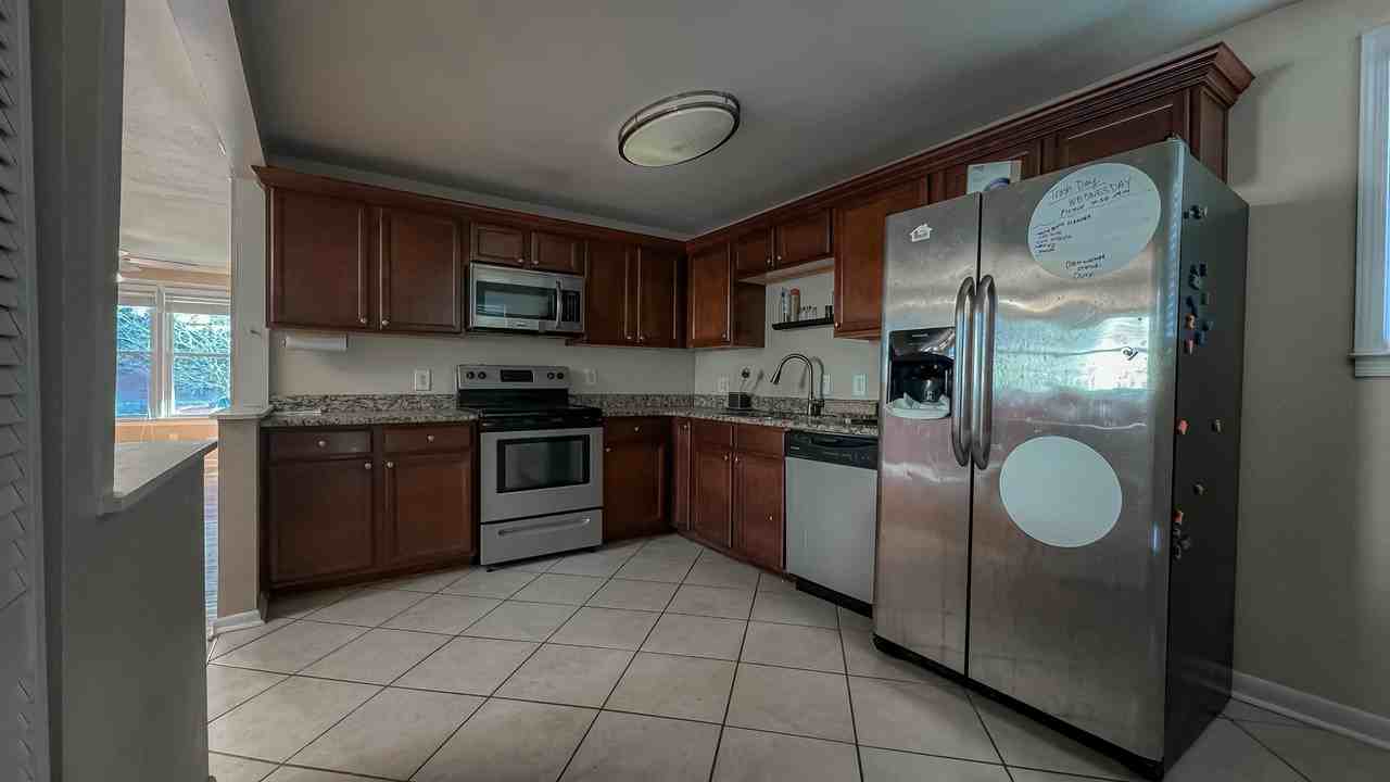 1346 Tallwood St - Photo 3 of 34