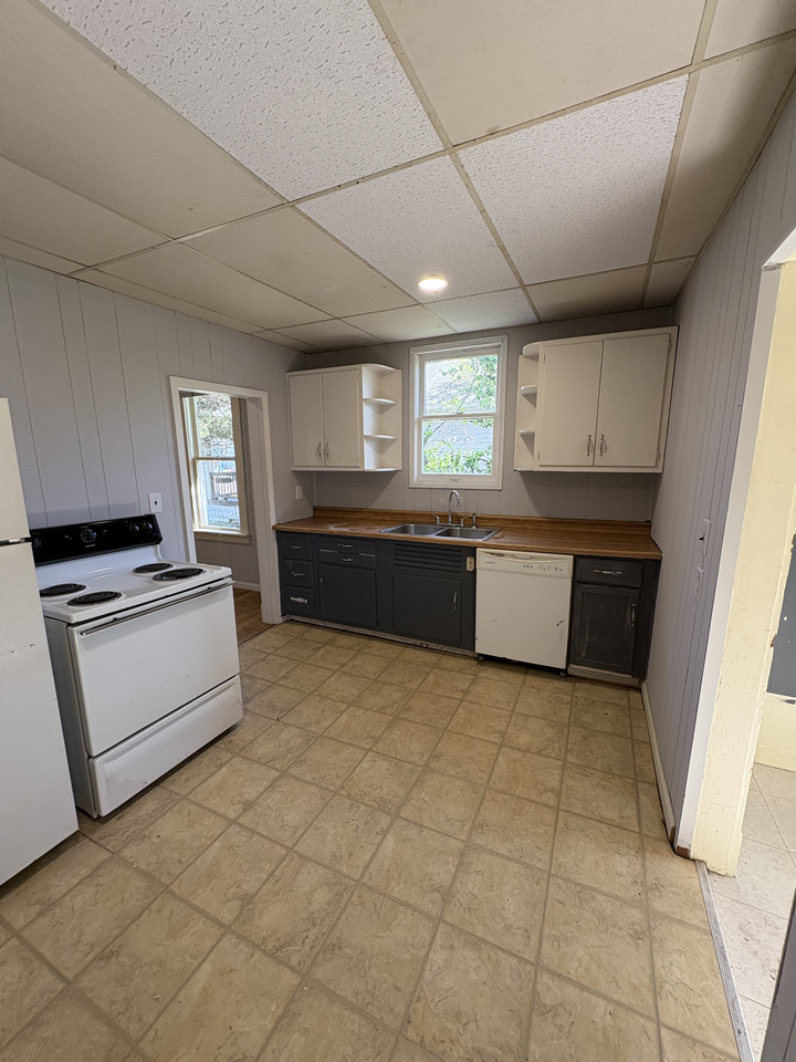 308 S James St - Photo 4 of 5