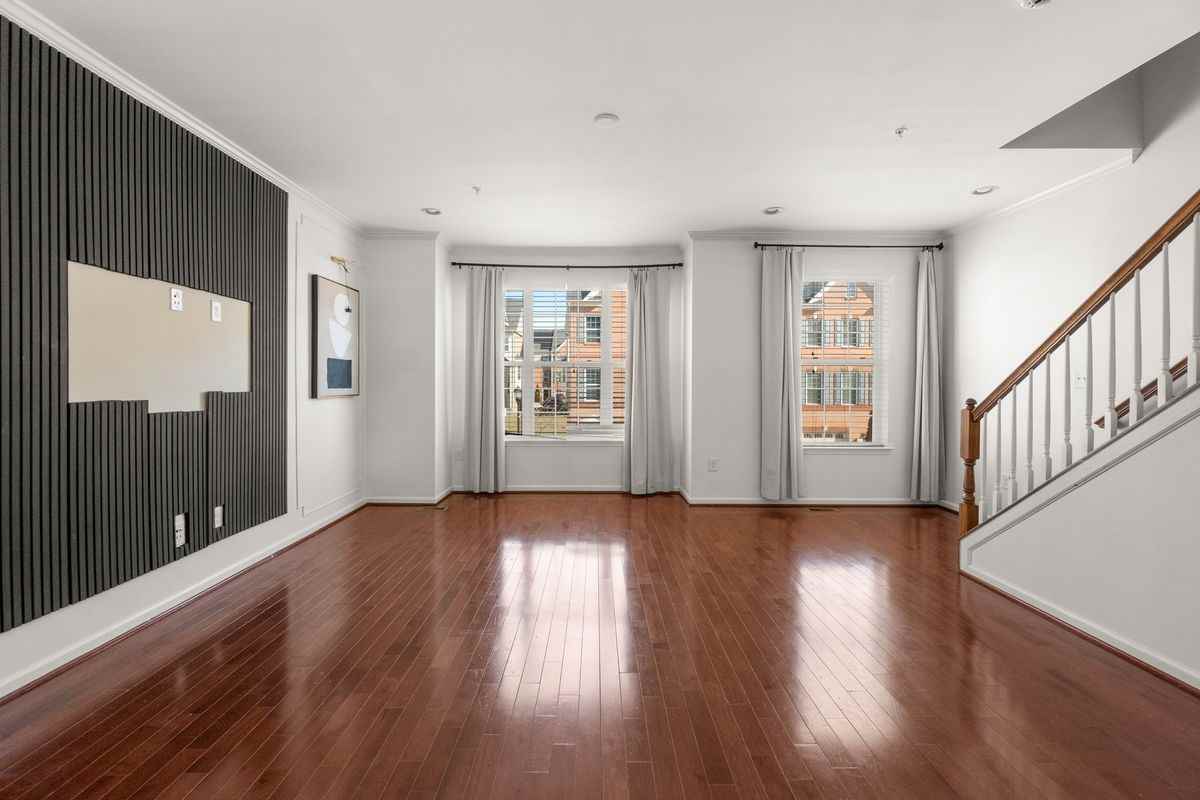 8020 Ravenclaw Rd - Photo 3 of 44