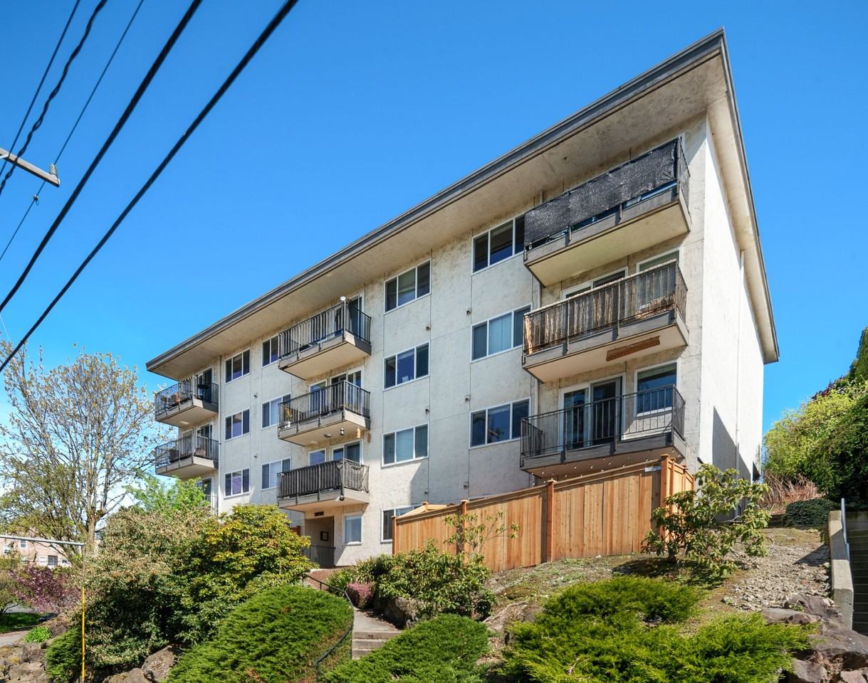 D14 Apartments - Photo 2 of 8