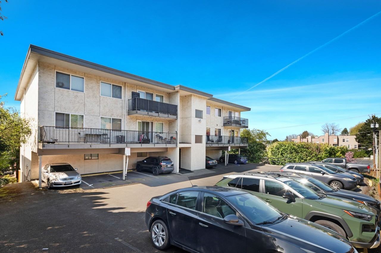 D14 Apartments - Photo 6 of 8