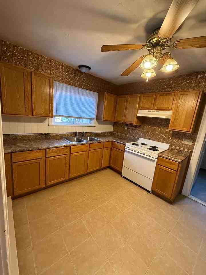 E10854 Park Ave - Photo 2 of 5