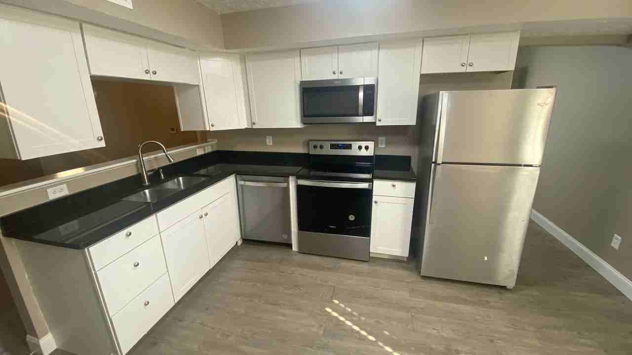3234 Summerhill Ln - Photo 3 of 15