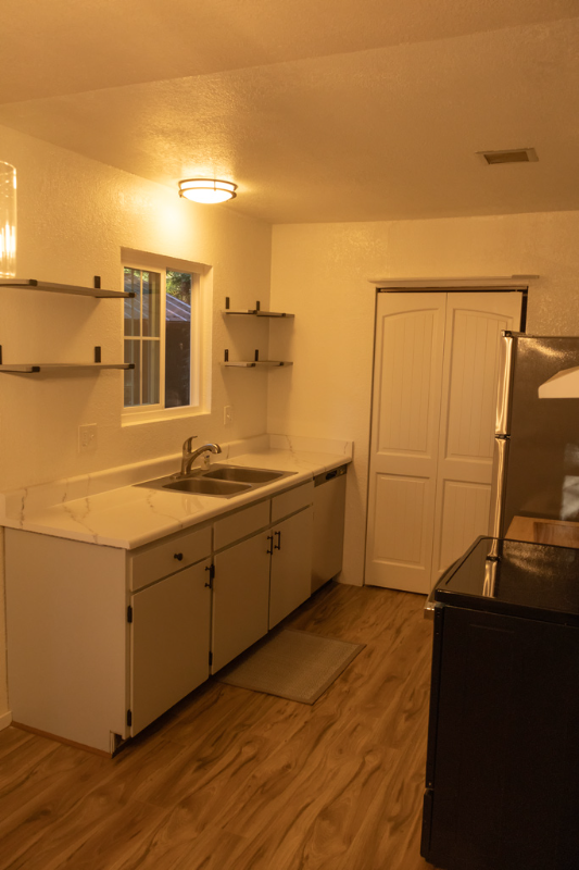 25084 Cobb Dr - Photo 3 of 12