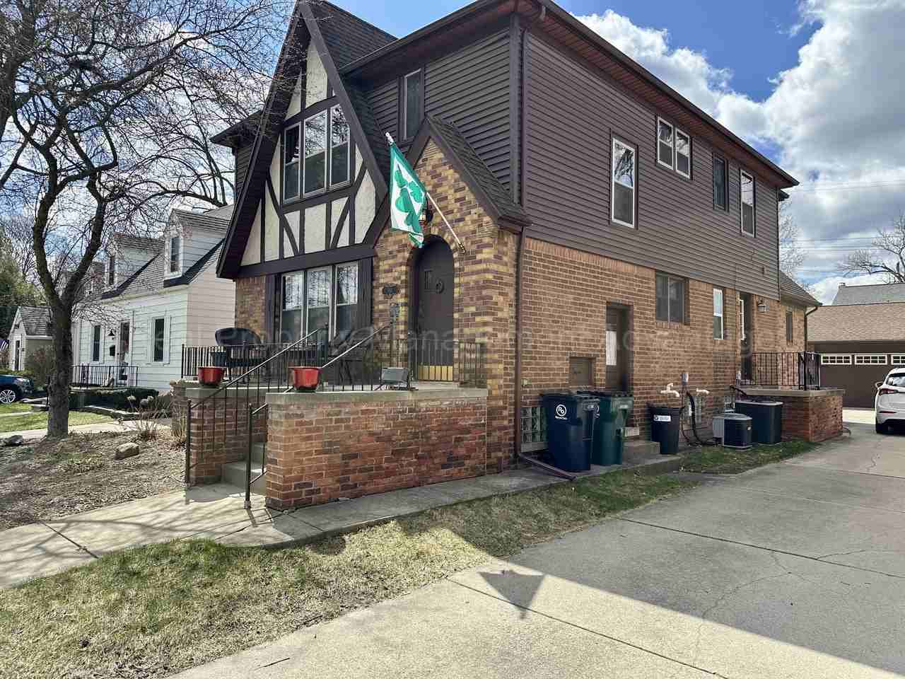 911 Oakridge Ave - Photo 2 of 16