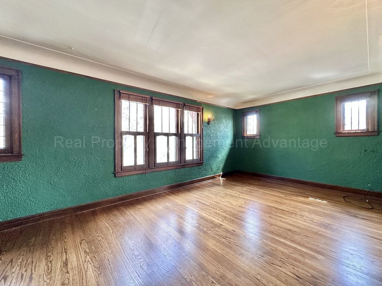 911 Oakridge Ave - Photo 3 of 16