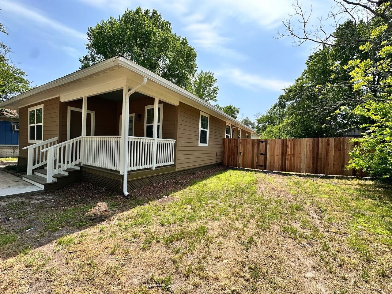 811 Travis St - Photo 2 of 33