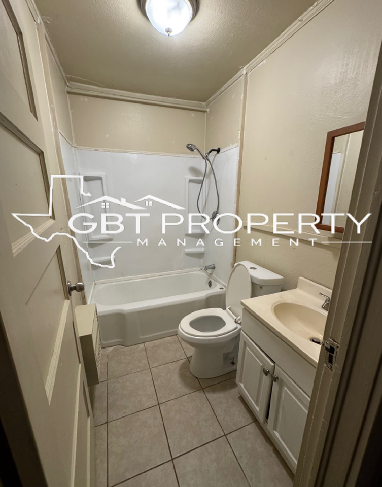 406 E Cobb St - Photo 4 of 6