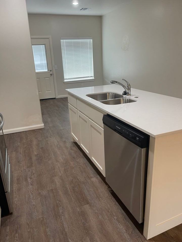 1320 Brooks Dr - Photo 3 of 15