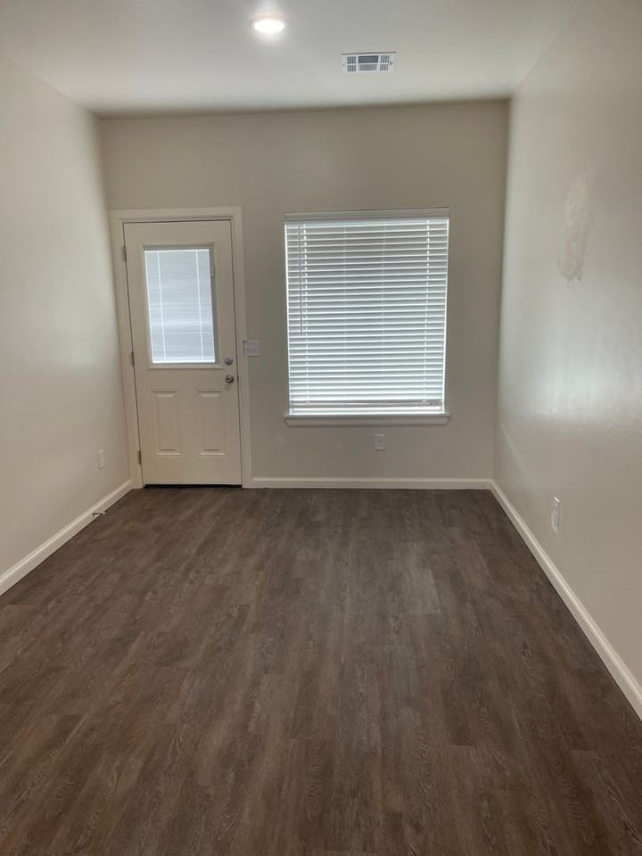 1320 Brooks Dr - Photo 4 of 15