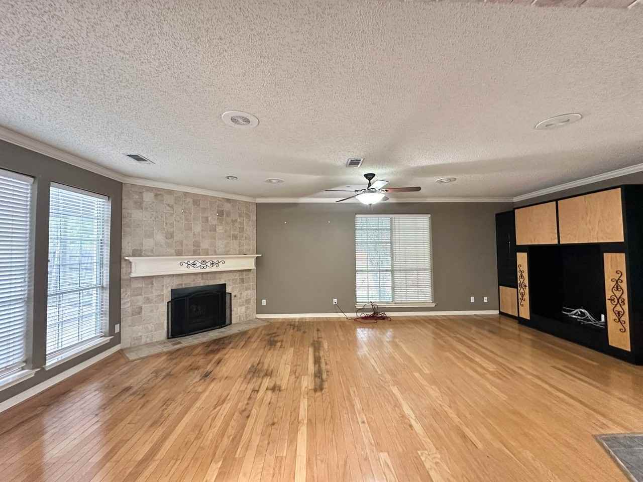2133 Newport Dr - Photo 2 of 21