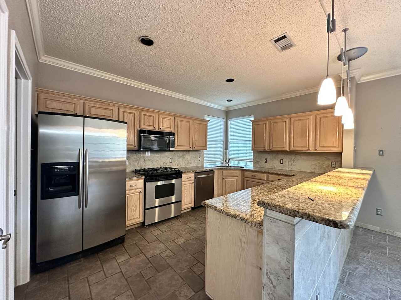 2133 Newport Dr - Photo 3 of 21