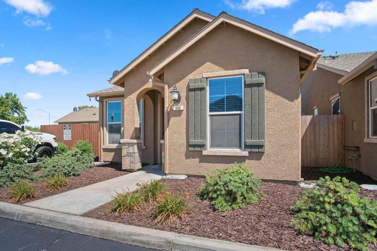 808 Castellona Dr - Photo 2 of 10