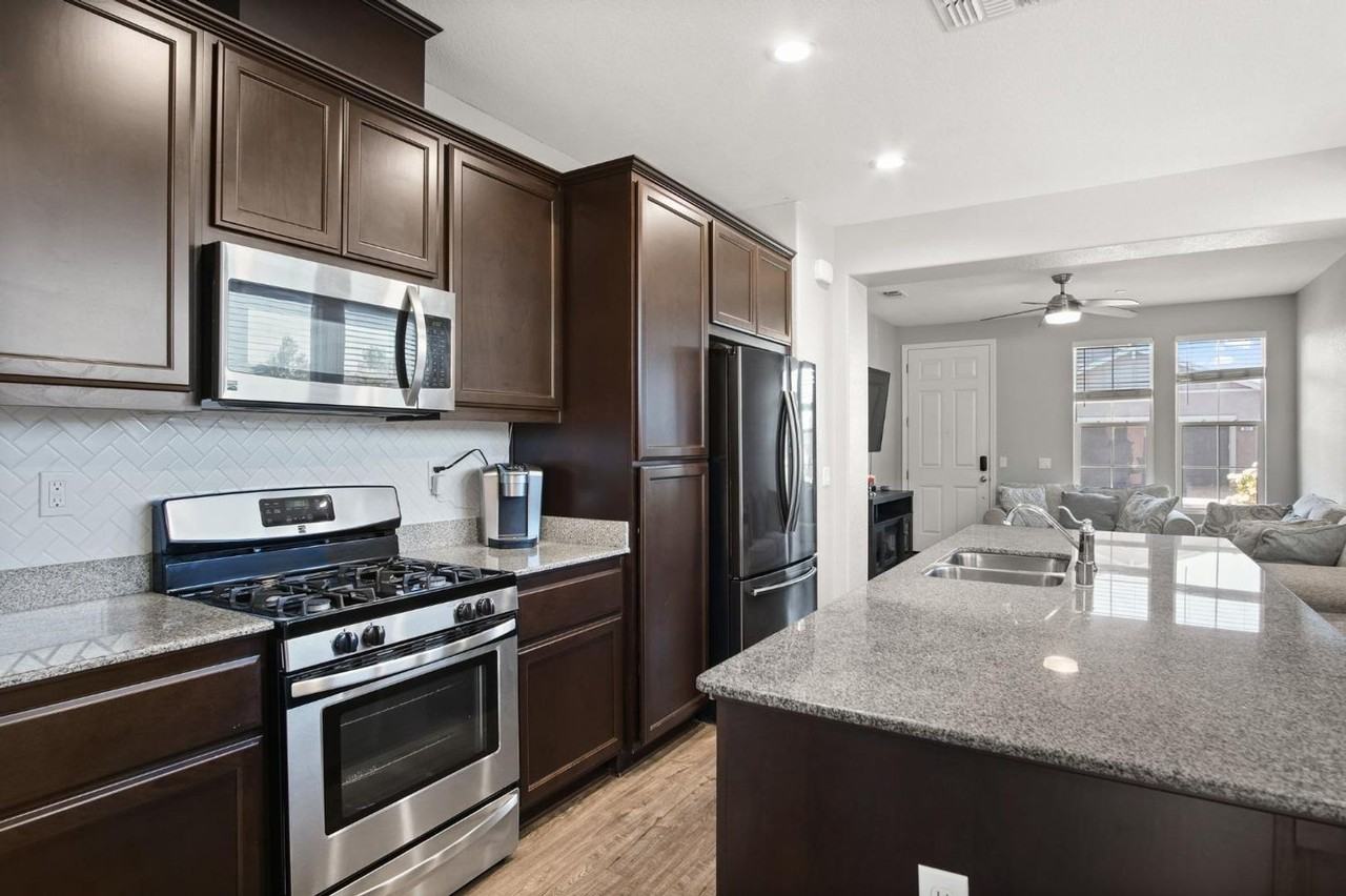 808 Castellona Dr - Photo 3 of 10