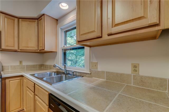 405 Ashlawn Ct - Photo 6 of 19