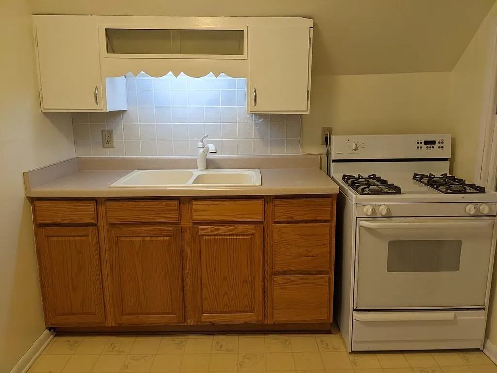 1906 E Mifflin St #2 - Photo 3 of 27