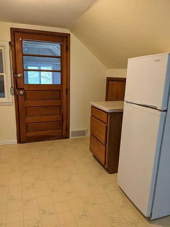 1906 E Mifflin St #2 - Photo 7 of 27