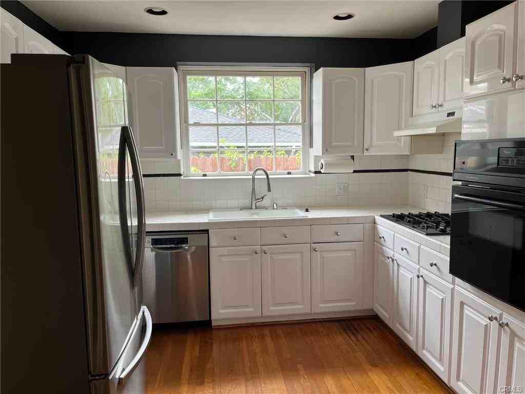 2096 E Crary St - Photo 3 of 6