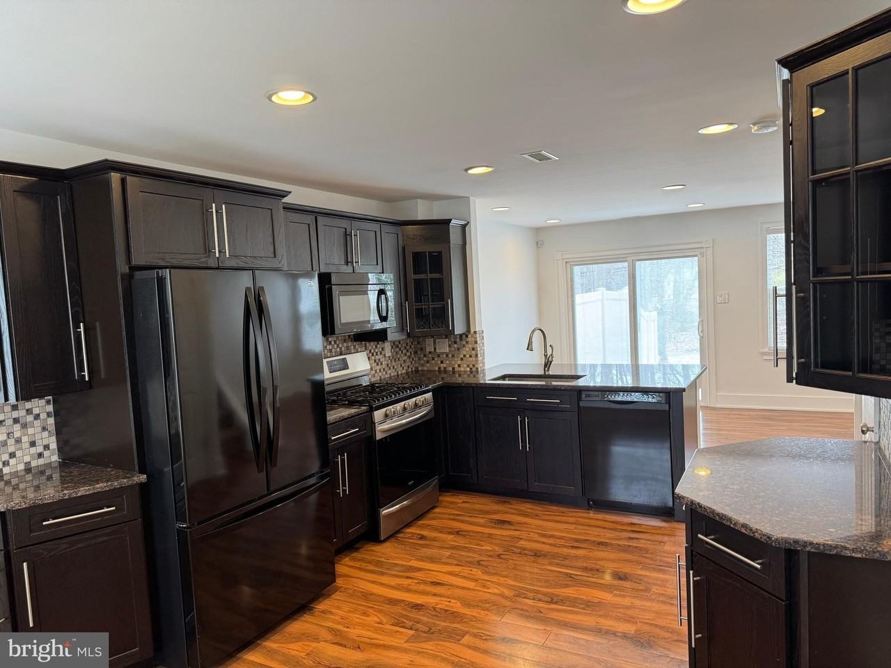 1070 Baywood Dr - Photo 3 of 16