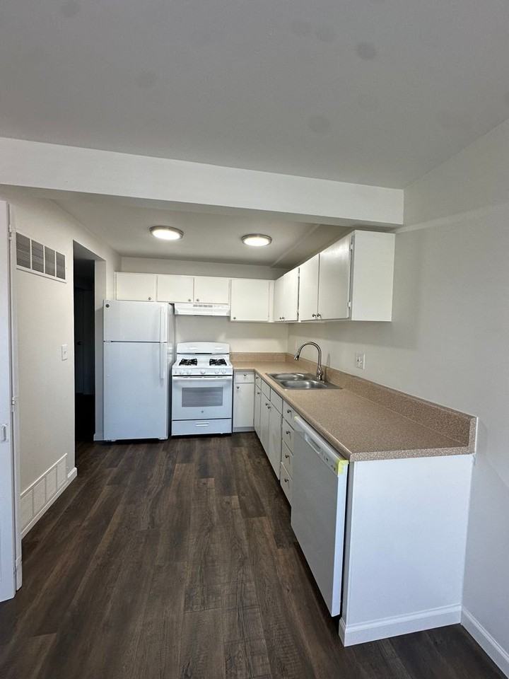Hillside Park Apartments - Photo 7 of 31