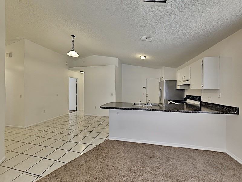 1038 Winterberry Ln - Photo 2 of 16