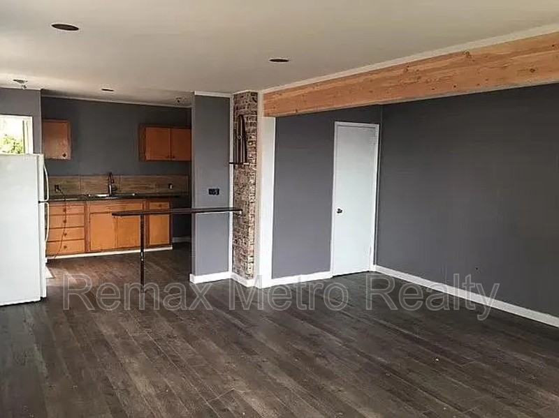 2132 Alki Ave Sw #B - Photo 3 of 9