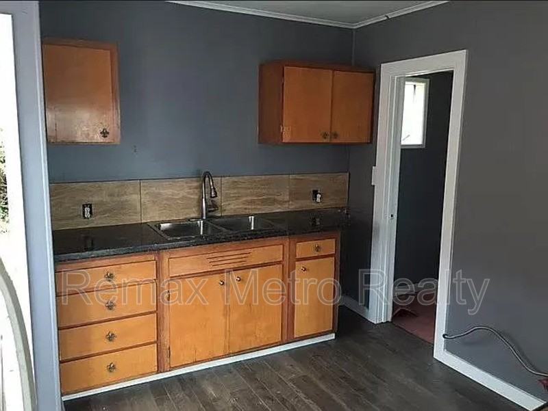 2132 Alki Ave Sw #B - Photo 4 of 9