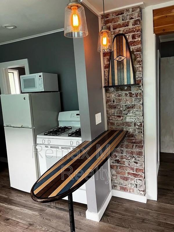 2132 Alki Ave Sw #B - Photo 7 of 9