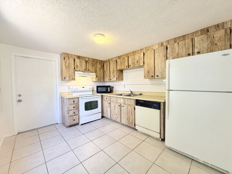 7071 Bee Ridge Rd - Photo 6 of 28