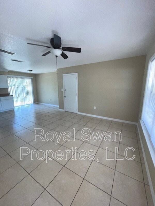 2806 Mineola Dr - Photo 3 of 16