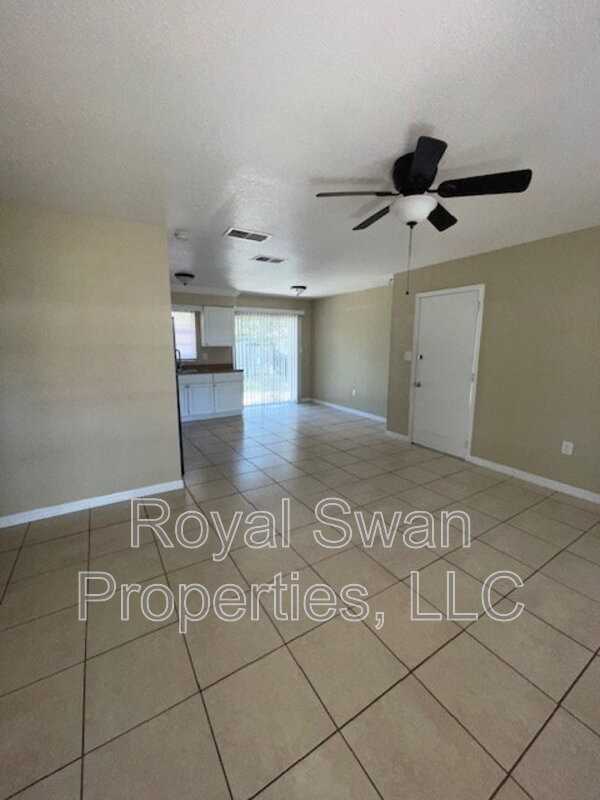 2806 Mineola Dr - Photo 4 of 16