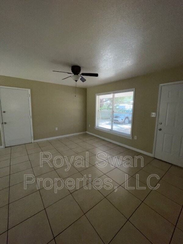 2806 Mineola Dr - Photo 5 of 16