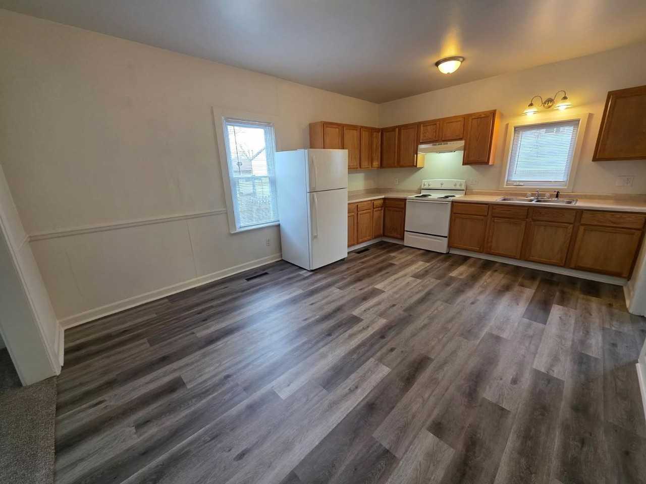 1011 Shawano Ave - Photo 5 of 19