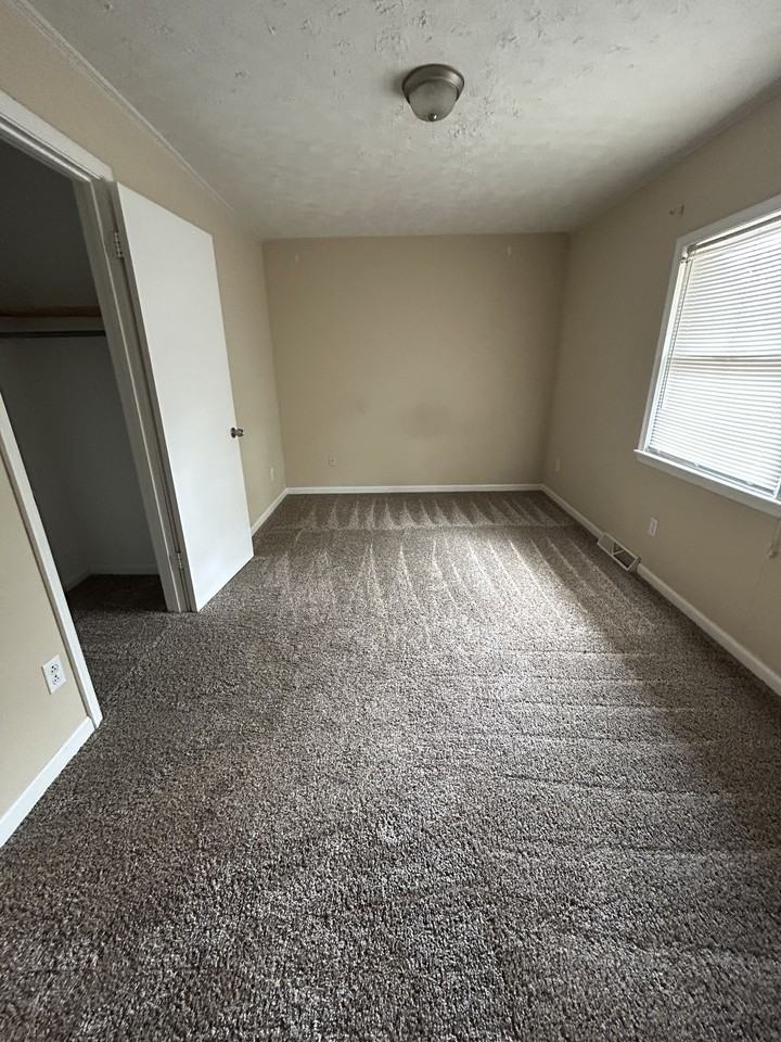 1122 Rolling Hill Drive - Photo 5 of 17