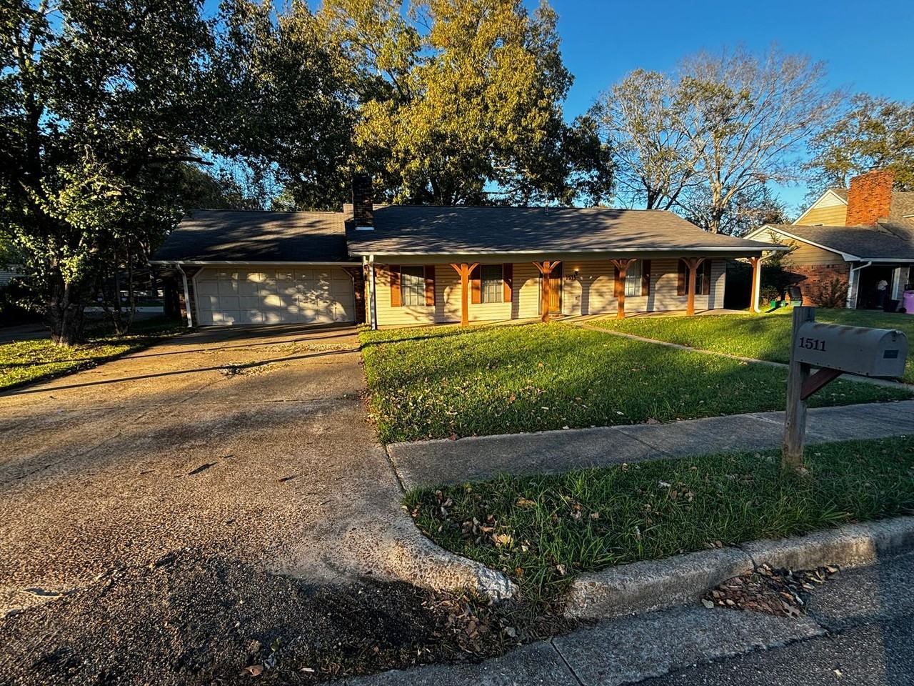 1511 Hawthorne Pl - Photo 2 of 15