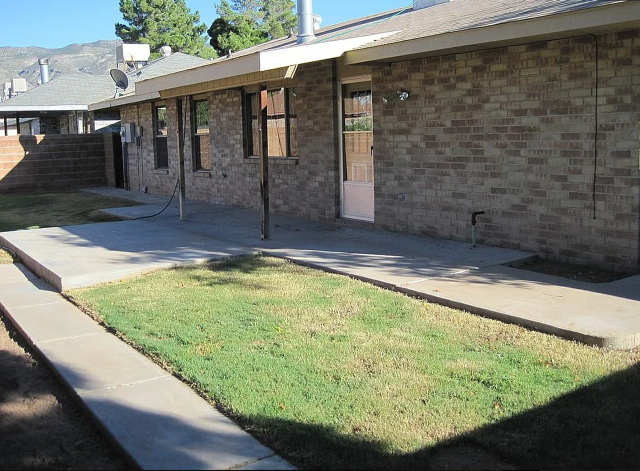 2201 Mesa Ln - Photo 3 of 18