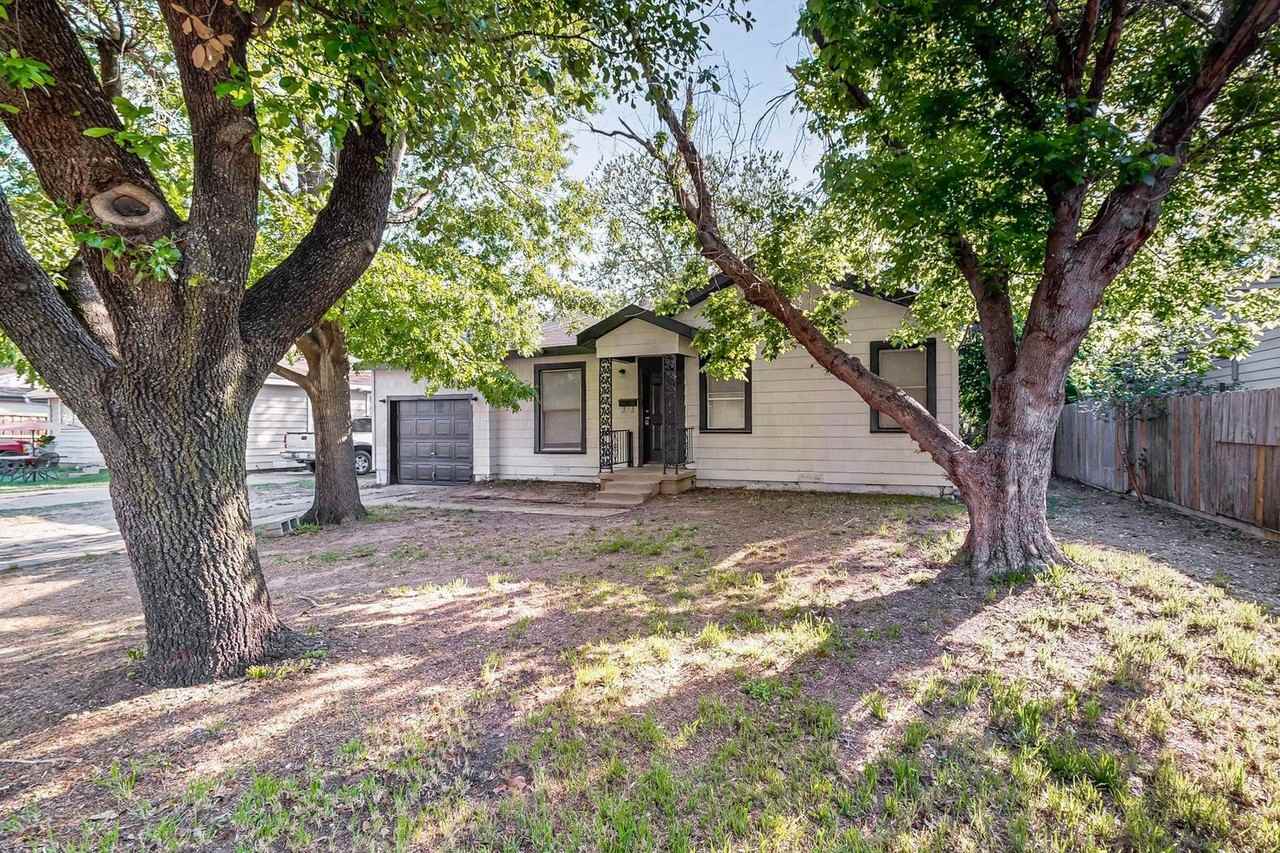 220 Ne 36th St - Photo 5 of 37