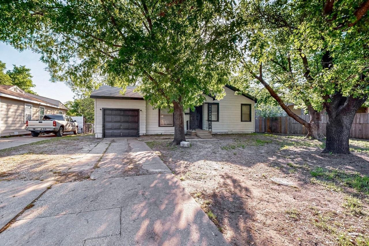 220 Ne 36th St - Photo 6 of 37