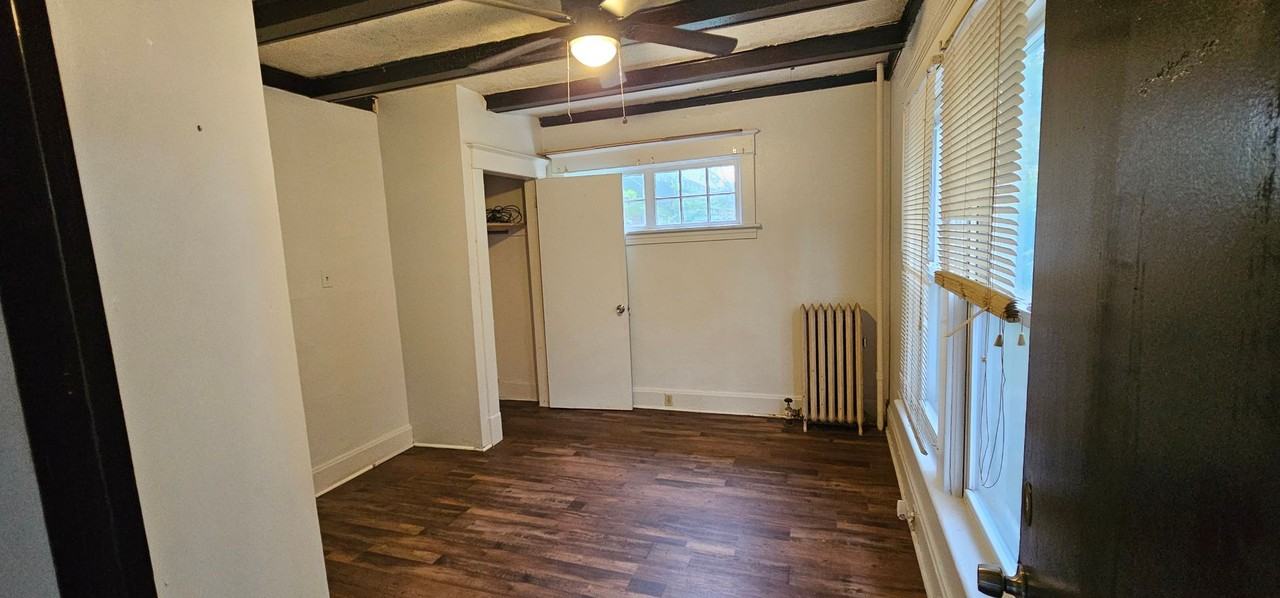 927 Central Pkwy - Photo 2 of 9