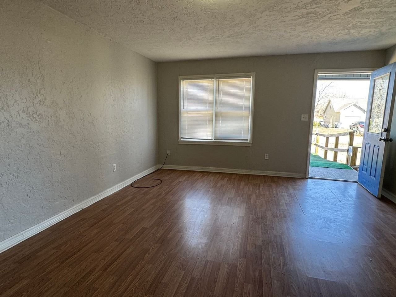 1616 Nw Taft Ave - Photo 2 of 10