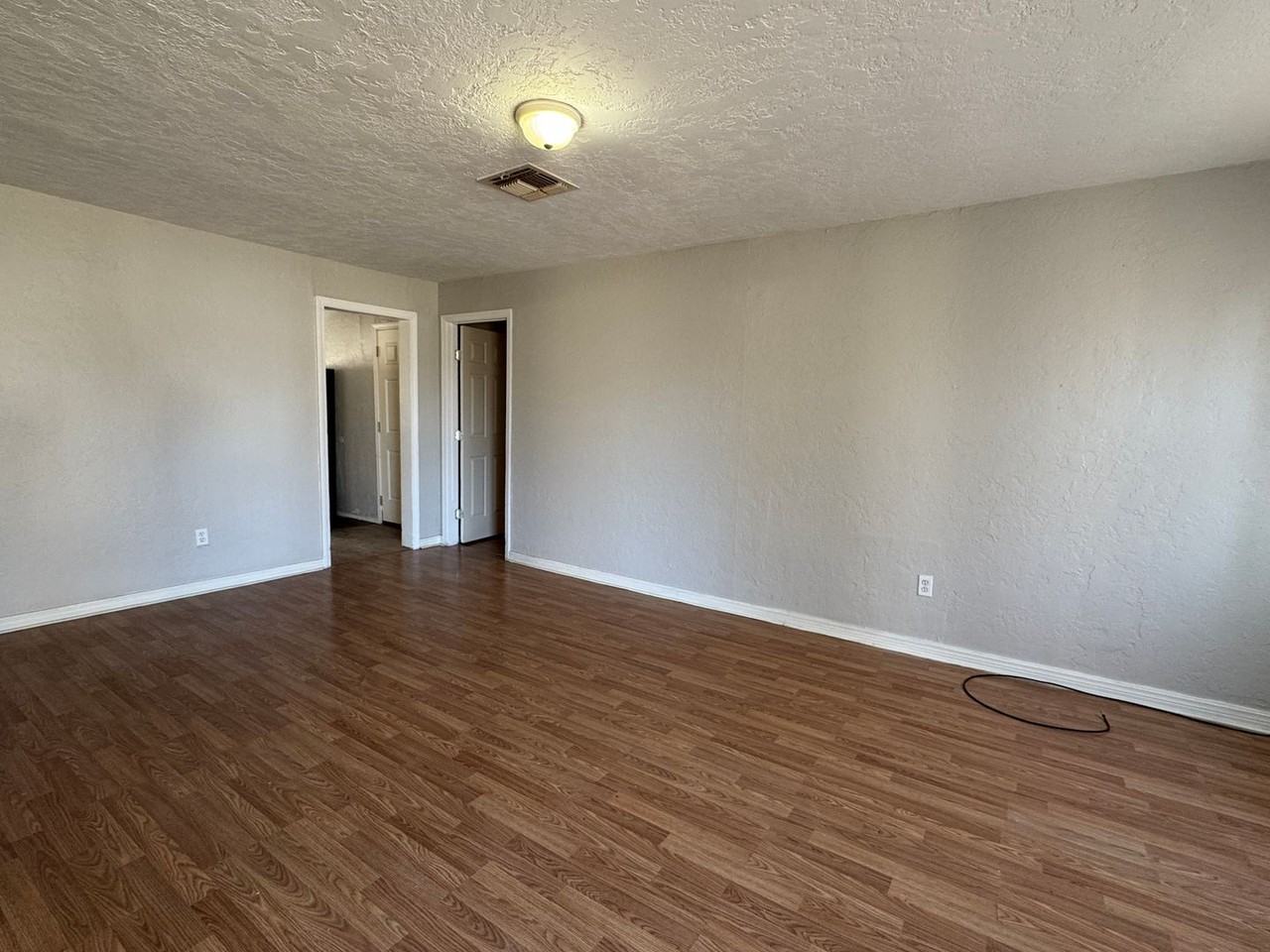 1616 Nw Taft Ave - Photo 3 of 10