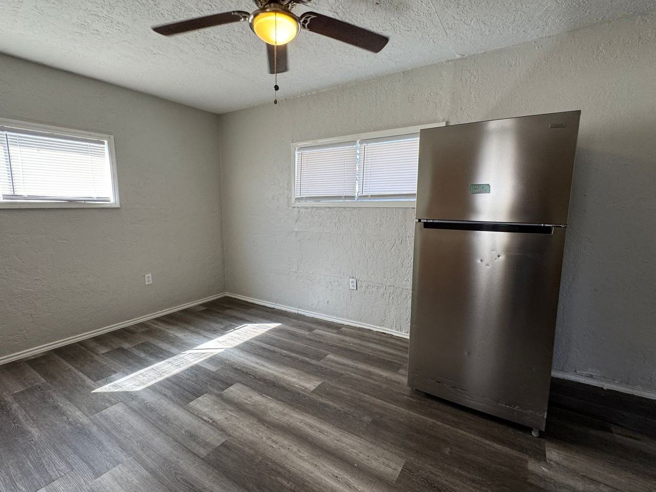 1616 Nw Taft Ave - Photo 4 of 10