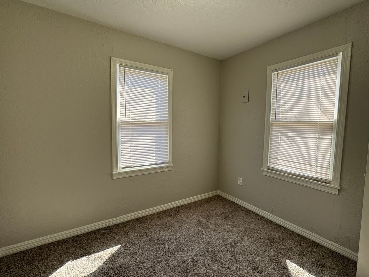 1616 Nw Taft Ave - Photo 7 of 10