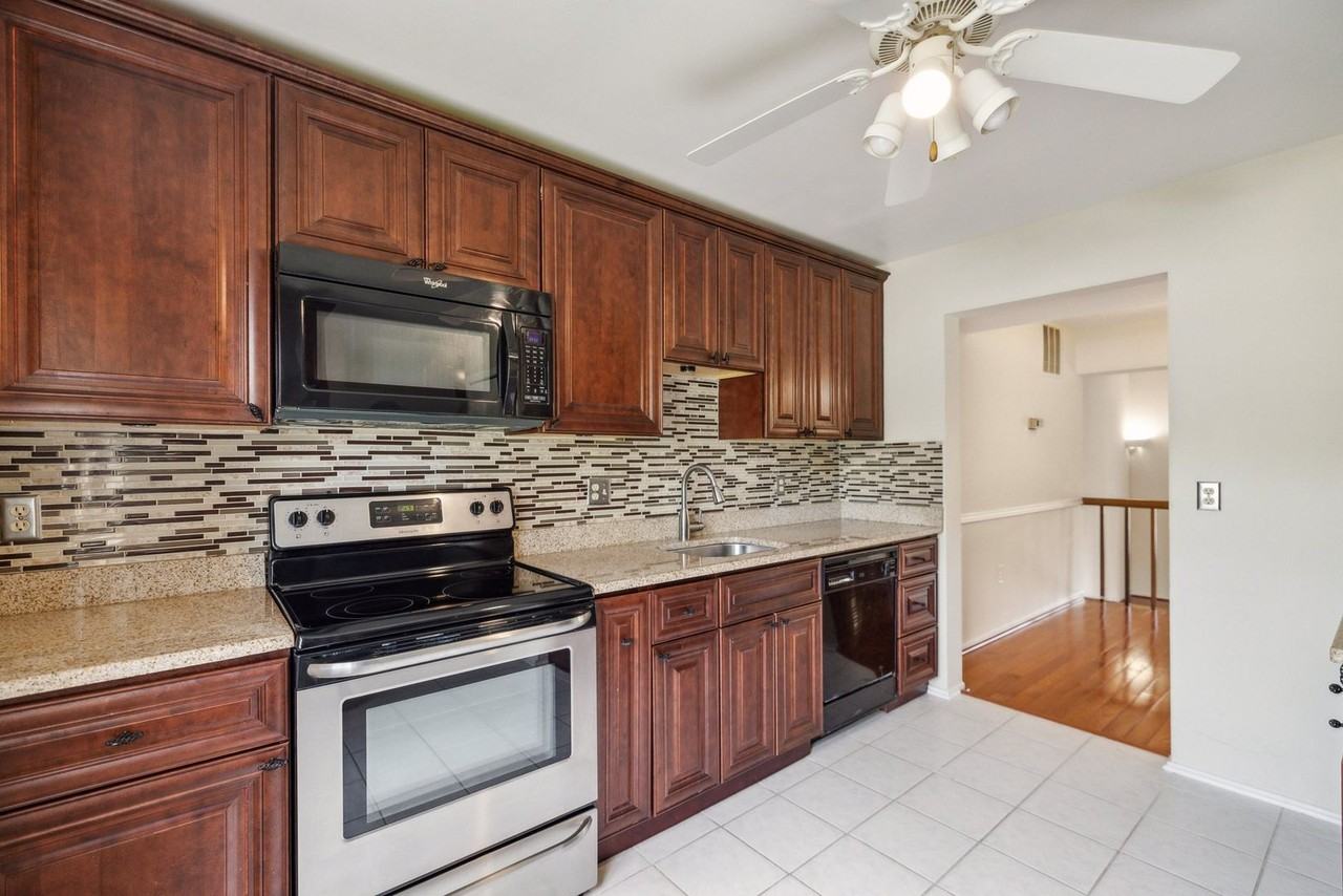 2832 Jermantown Rd - Photo 5 of 37
